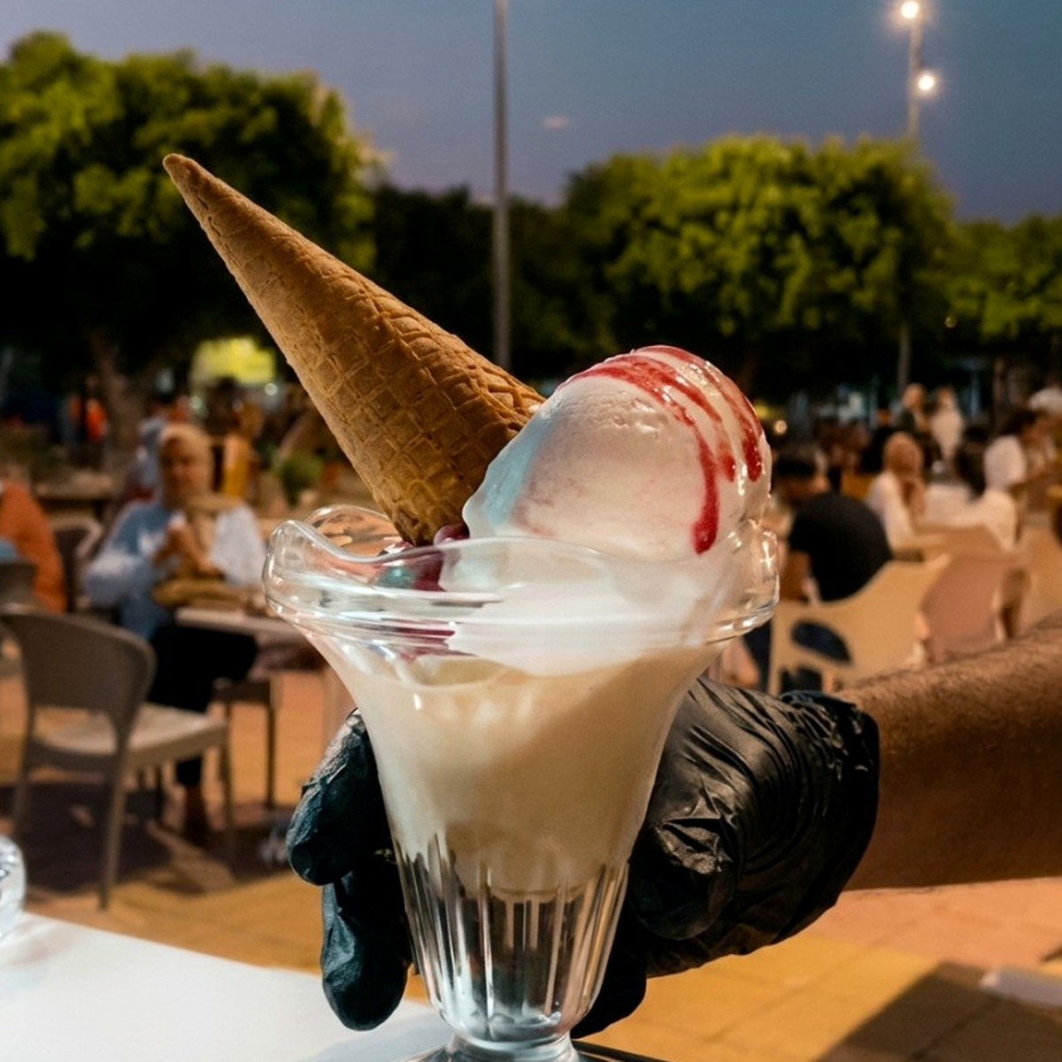 Glace artisanale servie en terrasse