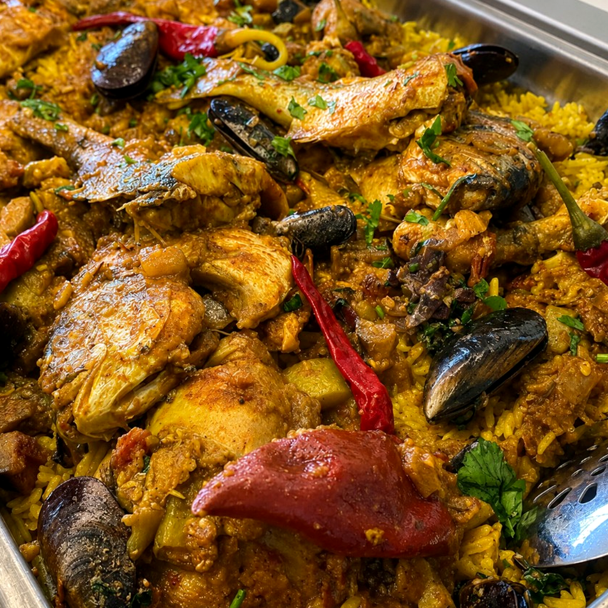 Paella aux fruits de mer et poissons grillés